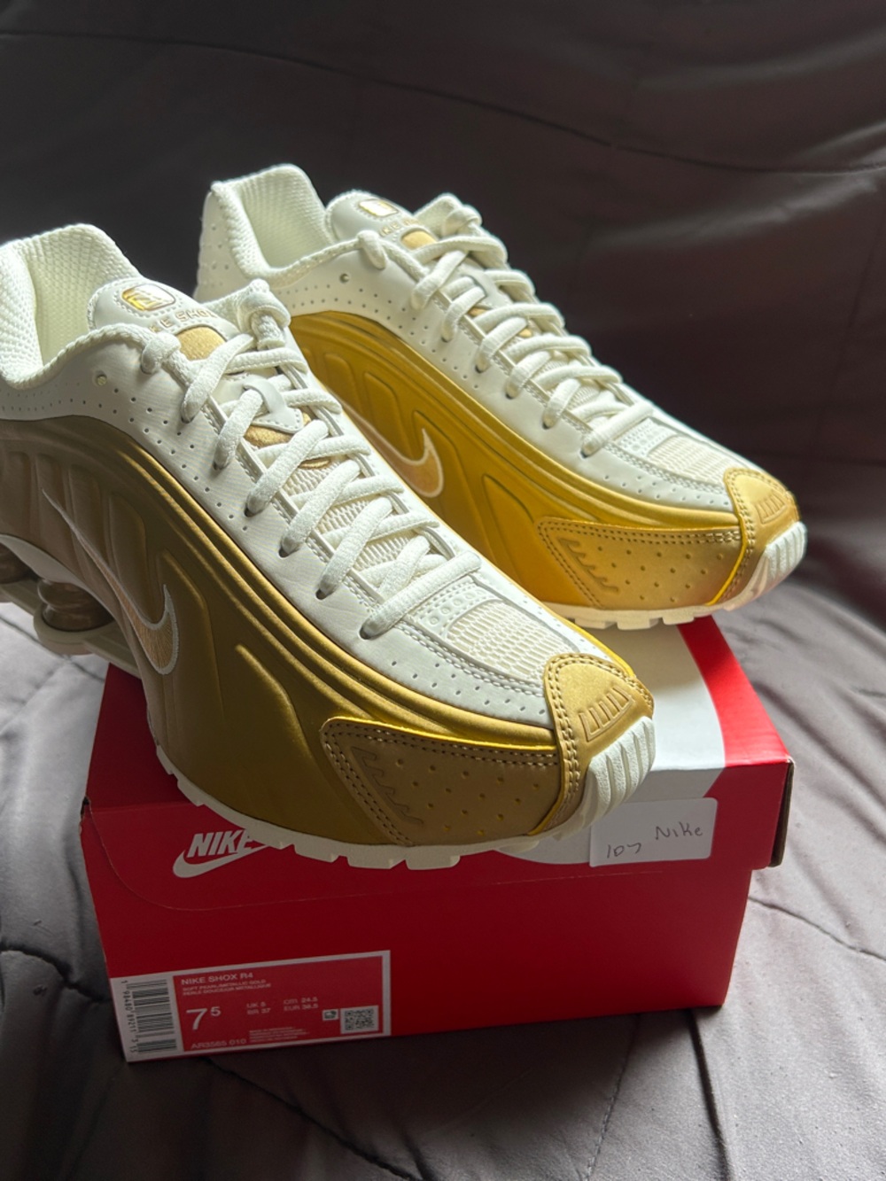 Nike Shox R4 Women’s Soft Pearl/Metallic Gold Retro-Style Sneakers